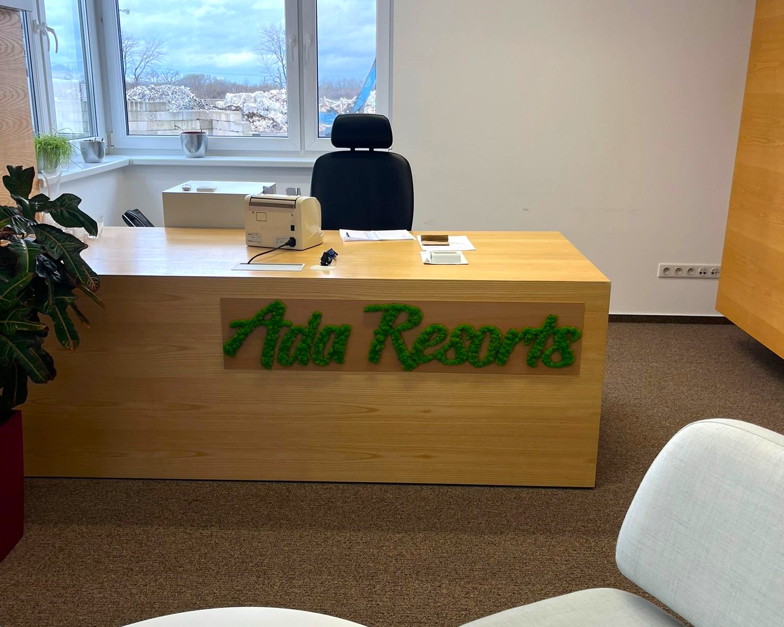 Machové písmená a čísla spájajú moderný dizajn, prírodný vzhľad a osobný význam. Každý kus vyrábame ručne z kvalitného fínskeho machu, ktorý si zachováva farbu a mäkkosť bez akejkoľvek starostlivosti. Písmená sú ideálne ako nápisy, logá, čísla domov či svadobné dekorácie. Vyrobíme ich presne podľa tvojich predstáv – tvar, veľkosť aj farbu prispôsobíme na mieru.