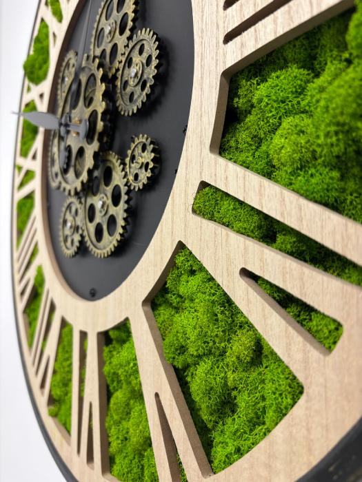 Machovo-drevené hodiny s viditeľným mechanizmom v kombinácii čierneho kovu, dreva a prírodného machu. Originálny doplnok do interiéru, ktorý spája dizajn, funkčnosť a prírodný nádych. Priemer je 57 cm.