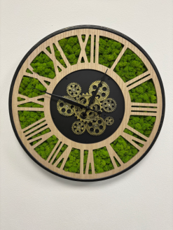 Machovo-drevené hodiny s viditeľným mechanizmom v kombinácii čierneho kovu, dreva a prírodného machu. Originálny doplnok do interiéru, ktorý spája dizajn, funkčnosť a prírodný nádych. Priemer je 57 cm.