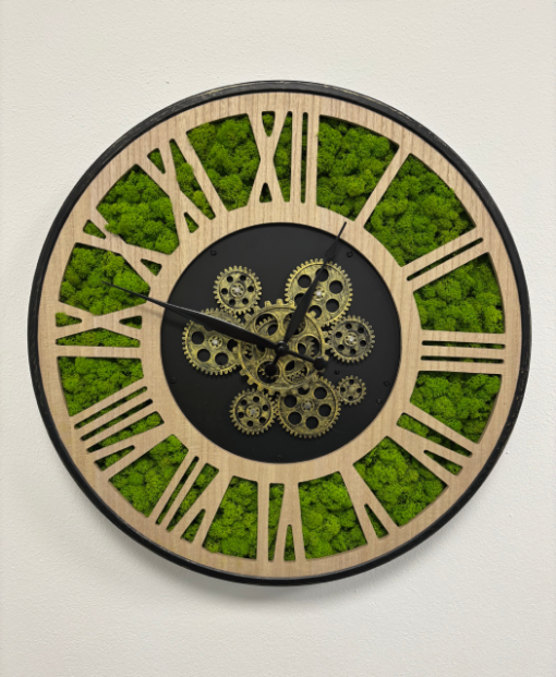 Machovo-drevené hodiny s viditeľným mechanizmom v kombinácii čierneho kovu, dreva a prírodného machu. Originálny doplnok do interiéru, ktorý spája dizajn, funkčnosť a prírodný nádych. Priemer je 57 cm.