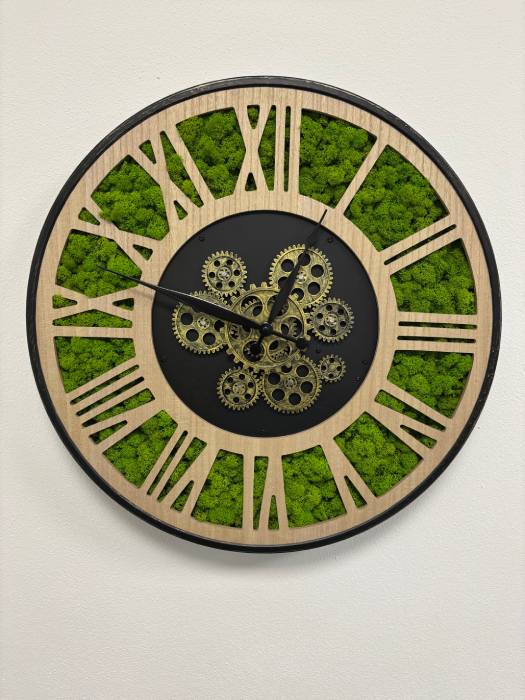 Machovo-drevené hodiny s viditeľným mechanizmom v kombinácii čierneho kovu, dreva a prírodného machu. Originálny doplnok do interiéru, ktorý spája dizajn, funkčnosť a prírodný nádych. Priemer je 57 cm.