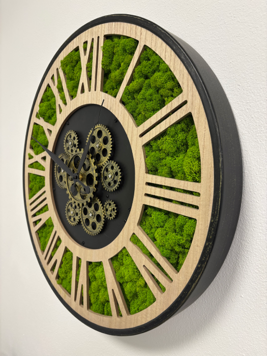 Machovo-drevené hodiny s viditeľným mechanizmom v kombinácii čierneho kovu, dreva a prírodného machu. Originálny doplnok do interiéru, ktorý spája dizajn, funkčnosť a prírodný nádych. Priemer je 57 cm.