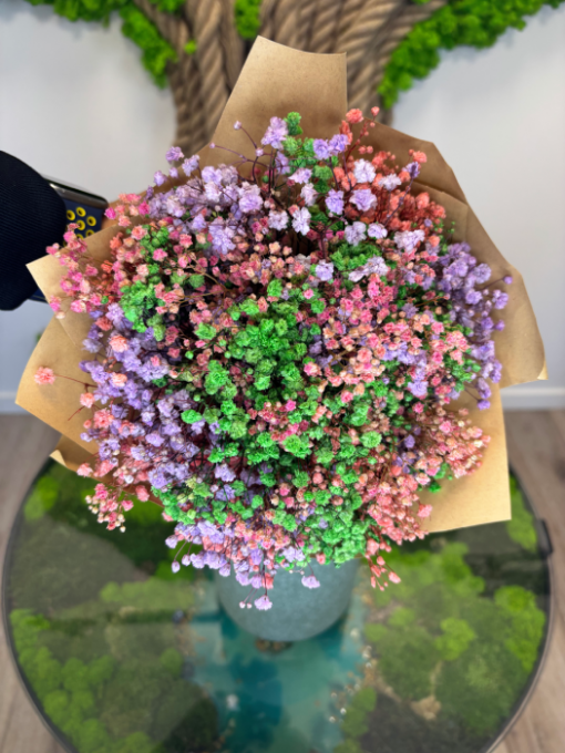 Stabilizovaná kytica z gypsophily, ktorá si zachováva svoju krásu bez potreby starostlivosti. Dostupná v rôznych farebných kombináciách aj ako jednofarebná verzia.