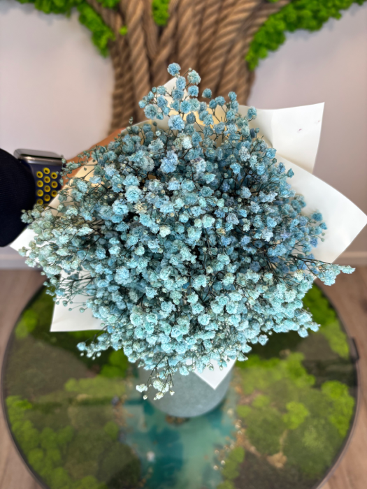 Stabilizovaná kytica z gypsophily, ktorá si zachováva svoju krásu bez potreby starostlivosti. Dostupná v rôznych farebných kombináciách aj ako jednofarebná verzia.