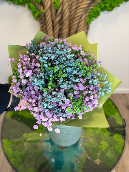 Stabilizovaná kytica z gypsophily, ktorá si zachováva svoju krásu bez potreby starostlivosti. Dostupná v rôznych farebných kombináciách aj ako jednofarebná verzia.