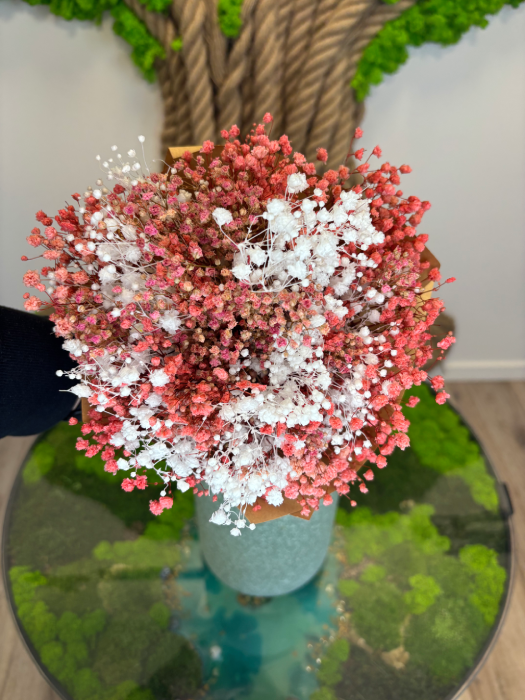 Stabilizovaná kytica z gypsophily, ktorá si zachováva svoju krásu bez potreby starostlivosti. Dostupná v rôznych farebných kombináciách aj ako jednofarebná verzia.