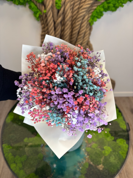 Stabilizovaná kytica z gypsophily, ktorá si zachováva svoju krásu bez potreby starostlivosti. Dostupná v rôznych farebných kombináciách aj ako jednofarebná verzia.