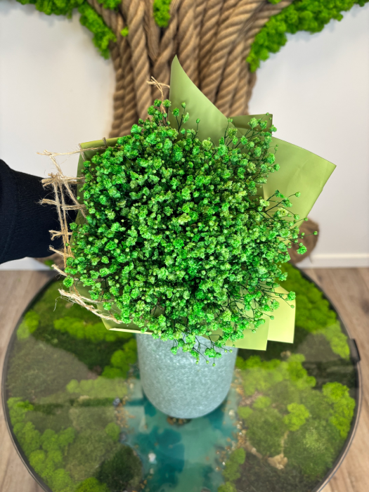 Stabilizovaná kytica z gypsophily, ktorá si zachováva svoju krásu bez potreby starostlivosti. Dostupná v rôznych farebných kombináciách aj ako jednofarebná verzia.