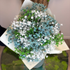 Stabilizovaná kytica z gypsophily, ktorá si zachováva svoju krásu bez potreby starostlivosti. Dostupná v rôznych farebných kombináciách aj ako jednofarebná verzia.