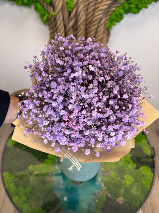 Stabilizovaná kytica z gypsophily, ktorá si zachováva svoju krásu bez potreby starostlivosti. Dostupná v rôznych farebných kombináciách aj ako jednofarebná verzia.