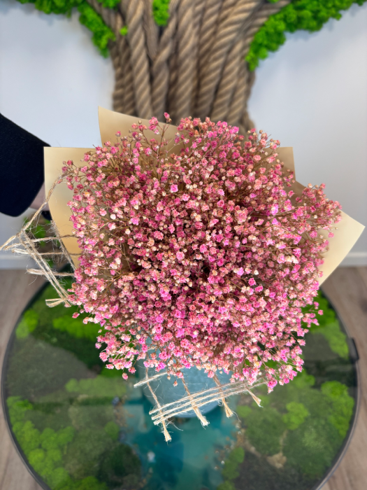 Stabilizovaná kytica z gypsophily, ktorá si zachováva svoju krásu bez potreby starostlivosti. Dostupná v rôznych farebných kombináciách aj ako jednofarebná verzia.