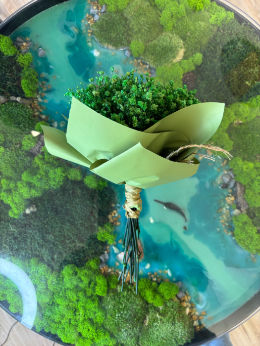 Stabilizovaná kytica z gypsophily, ktorá si zachováva svoju krásu bez potreby starostlivosti. Dostupná v rôznych farebných kombináciách aj ako jednofarebná verzia.